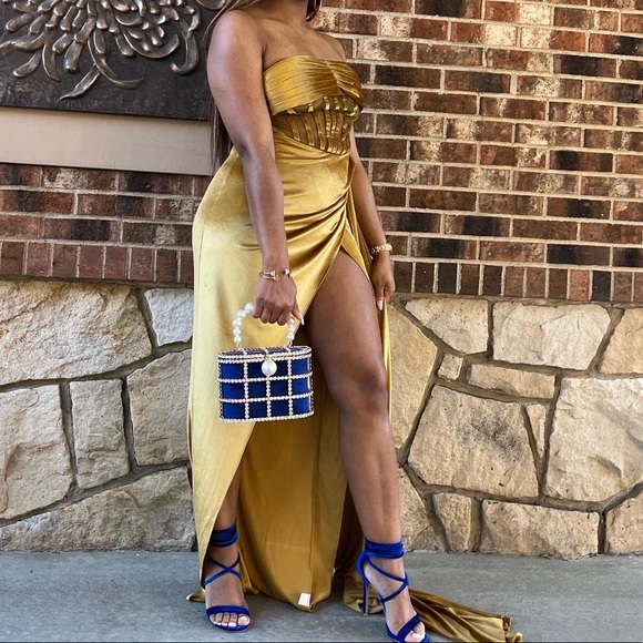 Gold Velvet gown with high slit - Picture 2 of 3